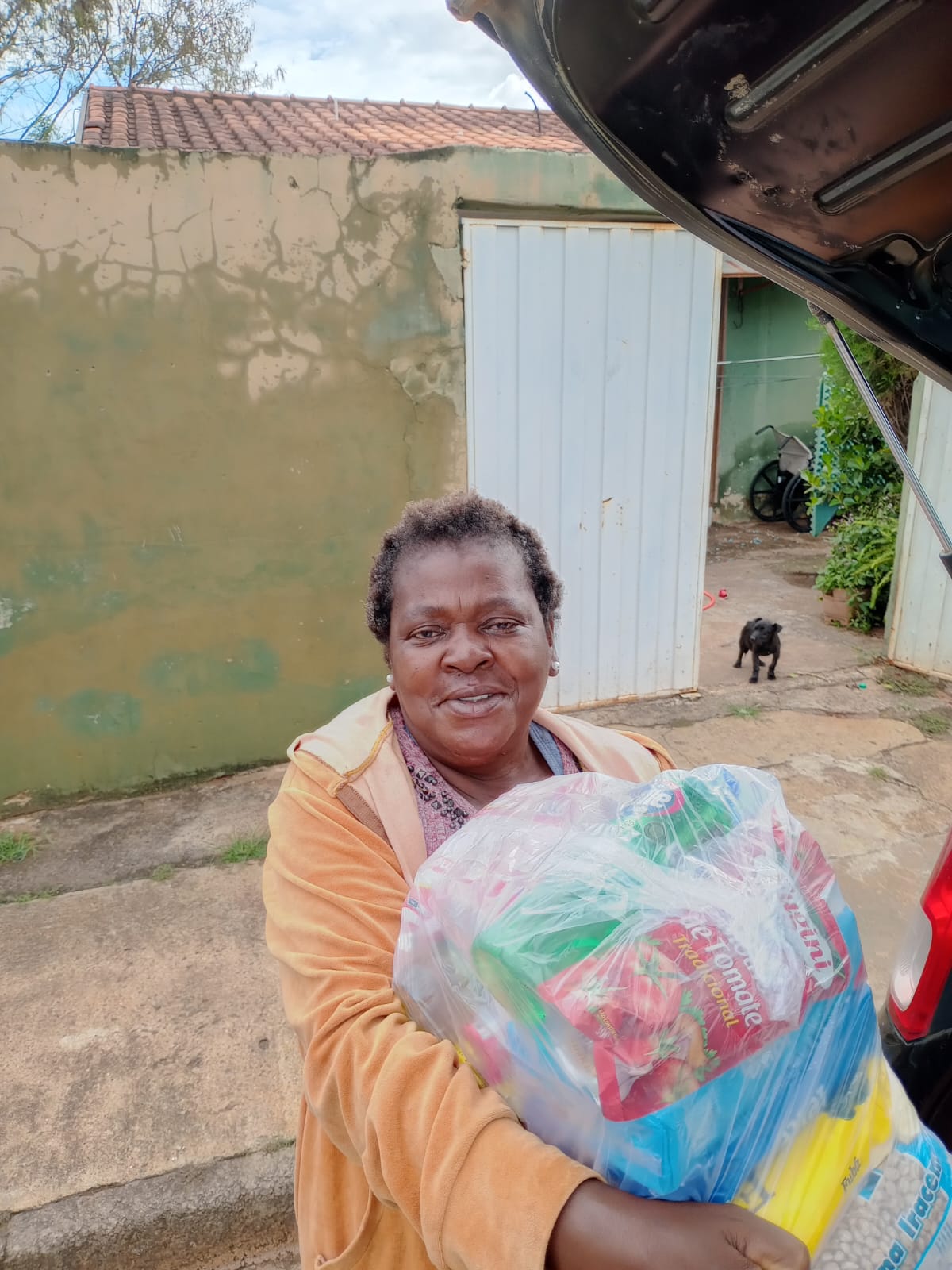 Entrega de alimentos a famílias atendidas