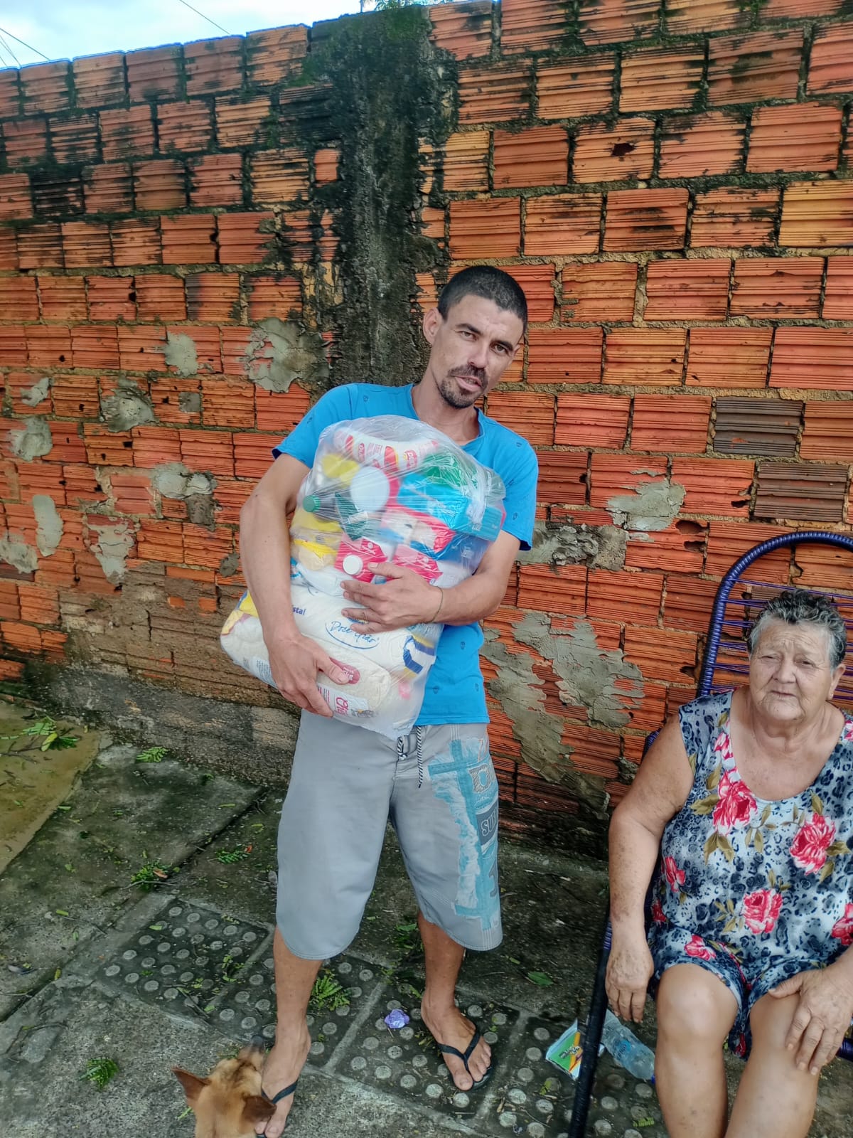 Morador recebendo cesta básica