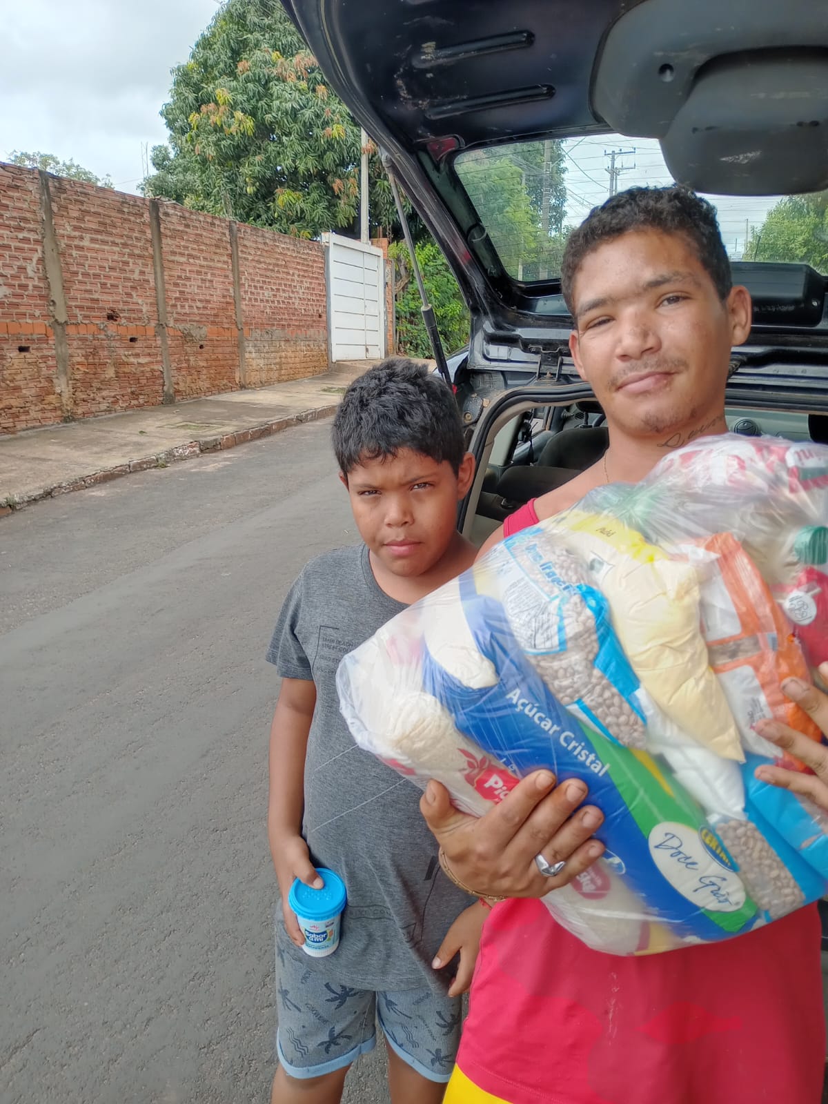 Entrega de alimentos a famílias atendidas
