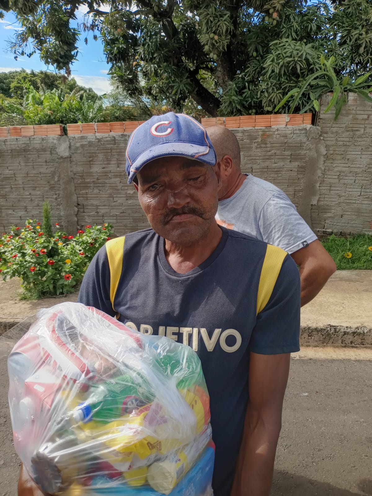 Entrega de alimentos a famílias atendidas